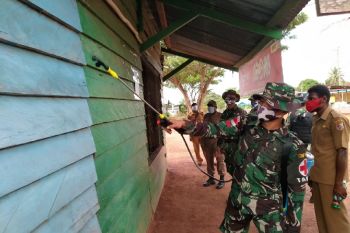 Satgas TNI Yonif 611 lakukan penyemprotan disinfektan di perbatasan