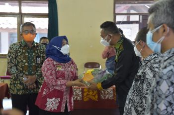 Bupati Sleman menyerahkan bansos bagi warga yang menjalani isoman