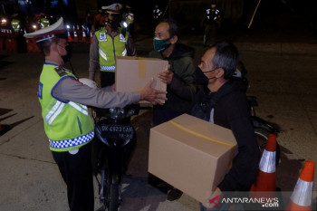 Polres Badung bagikan sembako kepada pengendara motor yang bawa surat vaksin