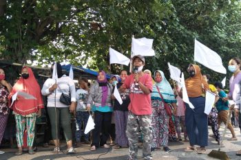 Puluhan pedagang Pantai Ampenan Mataram kibarkan bendera putih
