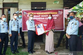 Pejabat Palembang gencar turun ke permukiman bagikan bansos