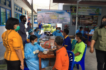 Menuju kekebalan komunitas, Ratusan warga binaan Lapas Waikabubak jalani vaksinasi dosis dua