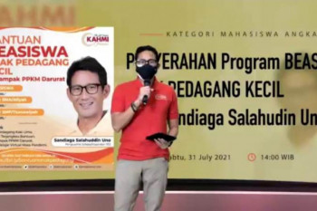 Menparekraf-KAHMI Preneur salurkan beasiswa bagi anak pedagang kecil