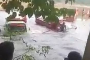 Air sungai meluap hambat arus lalin poros Kabupaten Bone-Sinjai Sulsel