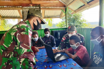 TNI ajarkan komputer ke siswa di perbatasan