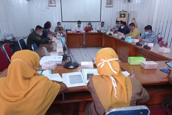 Jangan gara-gara ego dan kepentingan jabatan, pelayanan ke masyarakat terganggu, kata legislator