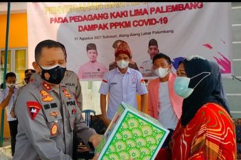 Polda Sumsel bantu masyarakat dan pedagang kaki lima terdampak PPKM