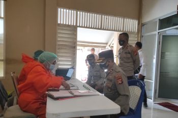 Antisipasi COVID-19, Anggota Polres Loteng dicek kesehatannya