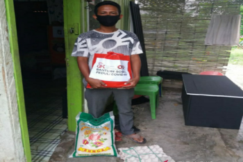 OJK Sultra beri bantuan sembako dan alat kesehatan ke warga