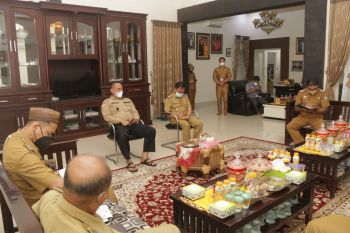 Wakil Bupati Pringsewu gelar rapat penanganan limbah masyarakat jalani isolasi mandiri