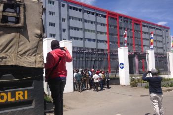 Pengusaha OAP palang kantor bupati Jayawijaya tuntut pembagian proyek