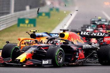 Kecelakaan beruntun, Verstappen merasa "disingkirkan" lagi oleh pebalap Mercedes