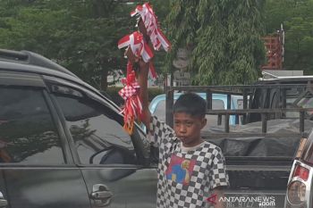 Pedagang asongan di Palembang tawarkan pernak-pernik HUT RI