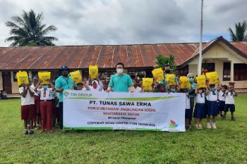 Peduli pendidikan, TSE group salurkan bantuan alat tulis ke anak-anak Papua