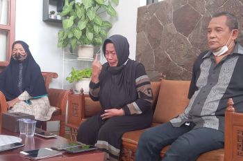 Ibunda tersangka pengeroyokan nakes: Saya saja yang dipenjara, jangan anak saya