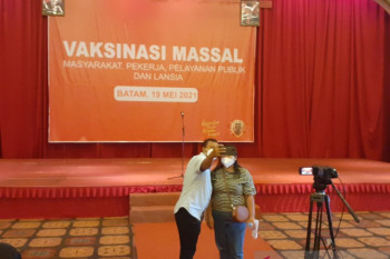 Penyuntikan vaksin dua kali sekaligus tidak membahayakan