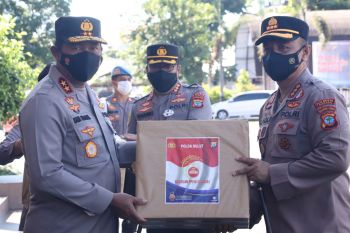 Kapolda Sulut serahkan bantuan obat dan APD kepada personel