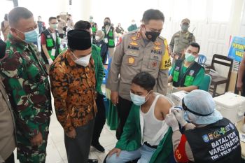 Vaksinasi Polda NTB Goes to Campus Disambut Antusias Mahasiswa