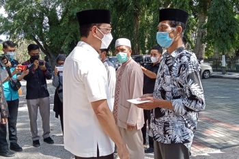 Wali Kota Mataram menyerahkan bantuan Rp1,4 miliar untuk fakir miskin