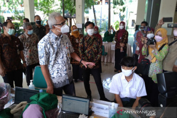 Gubernur Ganjar apresiasi antusiasme siswa di Solo ikuti program vaksinasi