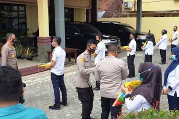 Polda Sumsel bantu beras untuk ASN dan masyarakat isoman