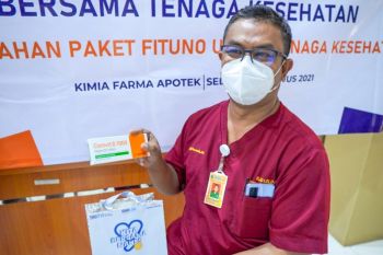 Kimia Farma salurkan 15.900 paket suplemen-vitamin gelombang kedua bagi nakes di Jabar