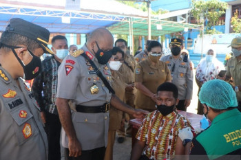 Polda Papua edukasi warga tentang vaksinasi COVID-19 melalui pelajar