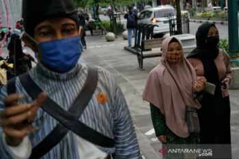 Ingat! Jangan buka masker walau hanya semenit demi foto bersama