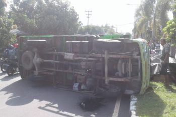 Truk pengangkut pakan ikan koi terguling di Jalan Bypass Bandara Lombok, 2 buruh terpental