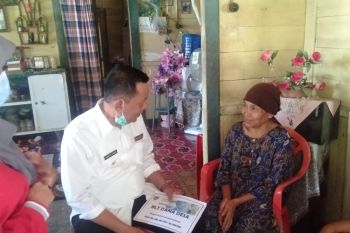 Bupati Pesisir Selatan salurkan BLT di Puluik Puluik