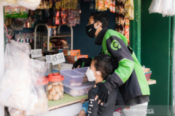 Gojek berikan bantuan belanja sembako pada seluruh mitra pengemudi
