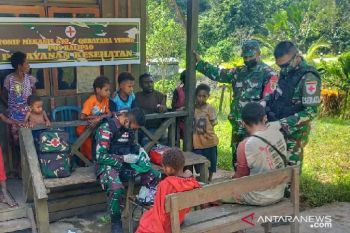 Satgas TNI Yonif 512 beri pengobatan untuk warga perbatasan