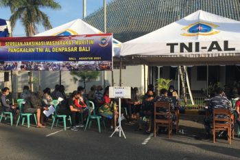 Serbuan Vaksinasi masyarakat maritim oleh TNI AL di pelabuhan