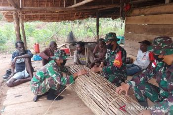 Satgas TNI Yonif 611 ajarkan buat alat tangkap ikan untuk warga perbatasan