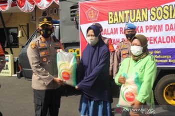 Polres Pekalongan Kota salurkan bantuan 1.000 paket beras kepada PKL
