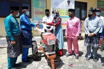 Bupati Siak serahkan traktor untuk bertani Pepaya di Kerinci Kanan