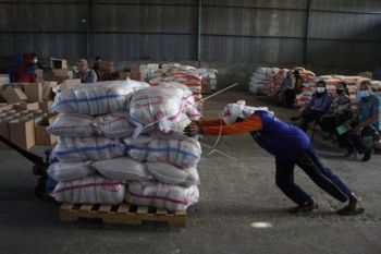 Distribusi paket bantuan sembako