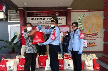 Lapas Rajabasa bantu ratusan sembako kepada warga terdampak PPKM dan COVID