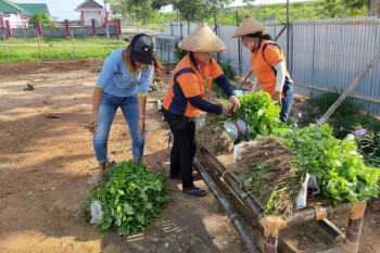 Warga binaan dan petugas berikan bantuan sembako dan sayuran hasil panen