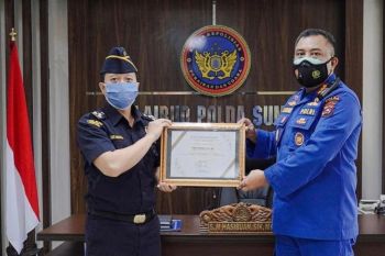 Bea Cukai Padang berikan Dirpolairud Polda Sumbar penghargaan