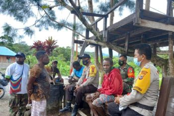 TNI/Polri di Nabire ingatkan warga untuk lakukan vaksinasi COVID-19