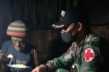 Satgas TNI Yonif 751 beri bantuan makanan warga Jayawijaya