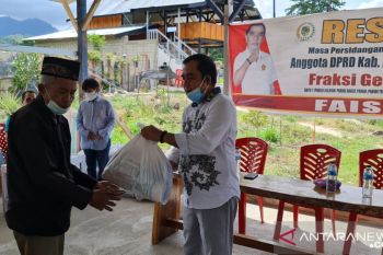 Gerindra bagikan 4.000 sembako kepada warga terdampak COVID di Parimo