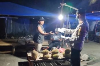 Polsek Mamuju terus imbau pedagang menaati prokes COVID-19