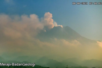 Hujan abu tipis guyur sejumlah wilayah lereng Gunung Merapi