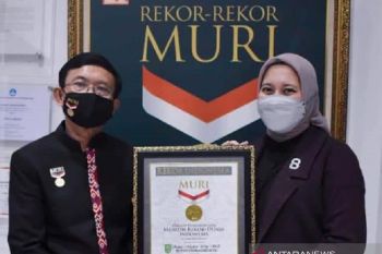 Rezita Meylani dianugerahi rkor MURI sebagai Bupati perempuan termuda di Indonesia
