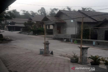 Hujan abu Merapi guyur Kabupaten Magelang