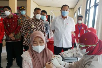 Bupati dampingi Ketua Komisi IV DPR RI monitoring vaksinasi COVID-19