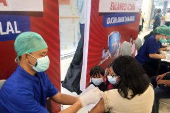OJK  gelar vaksinasi COVID-19 masal 1.000 warga di Manado