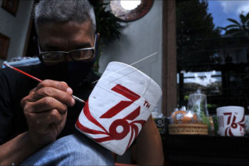 Kerajinan gerabah bernuansa HUT RI